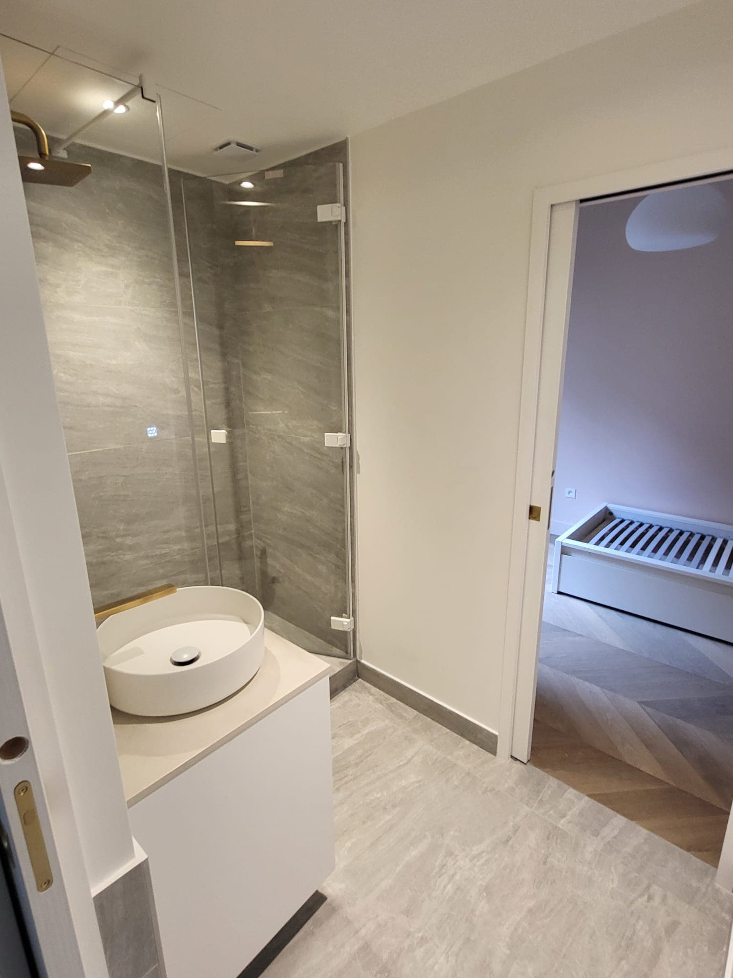 Salle de bain lumineuse rénovée Paris 16e - MSR Groupe