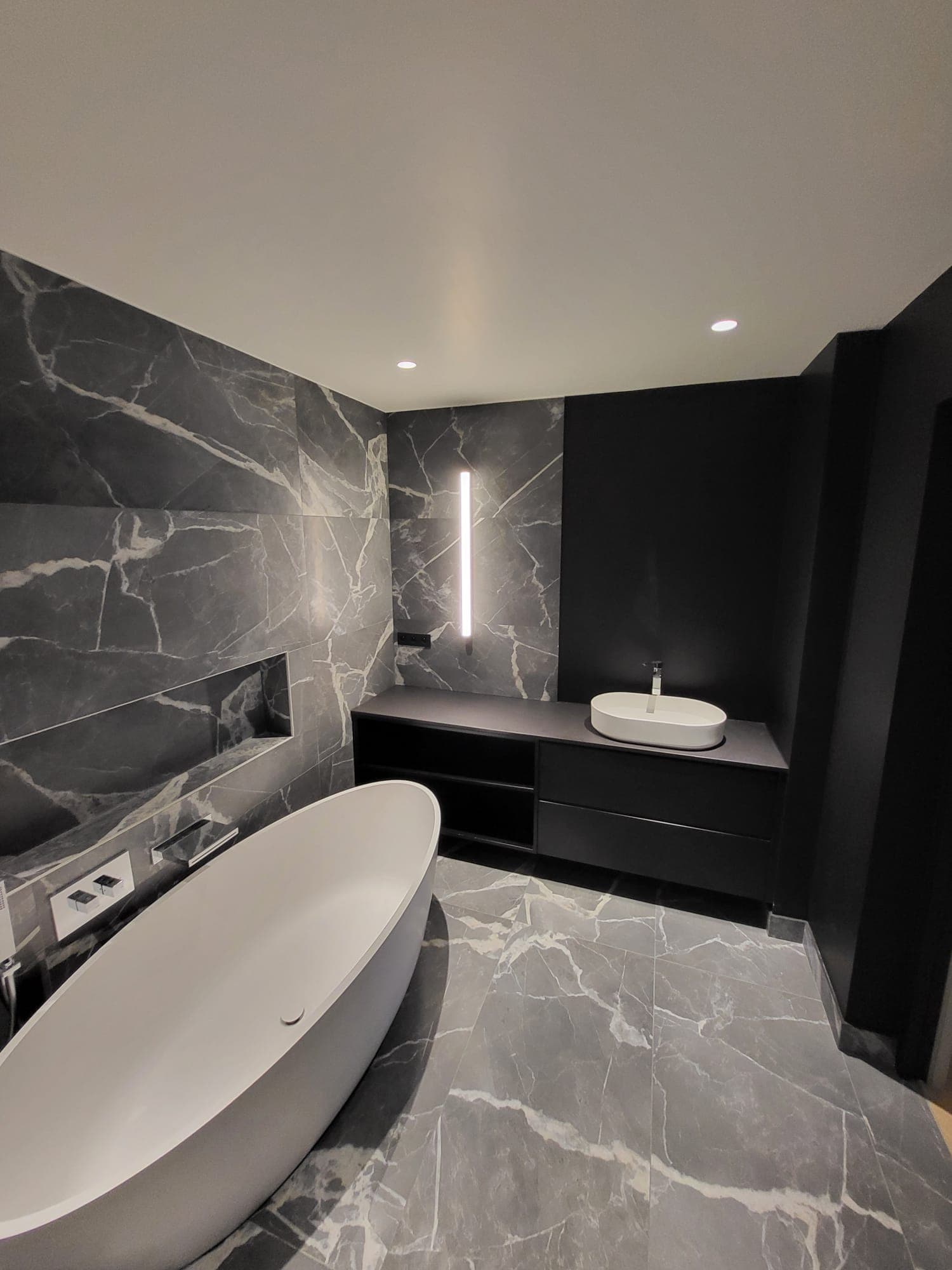 Salle de bain marbre noir baignoire îlot Compiègne Oise - MSR Groupe